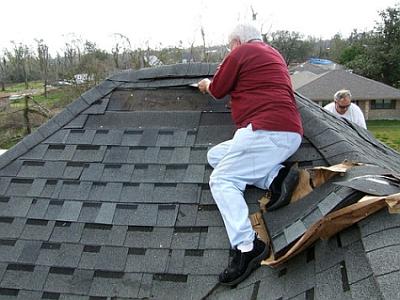 Если на крыше есть видимые повреждения, без ремонта не обойтись